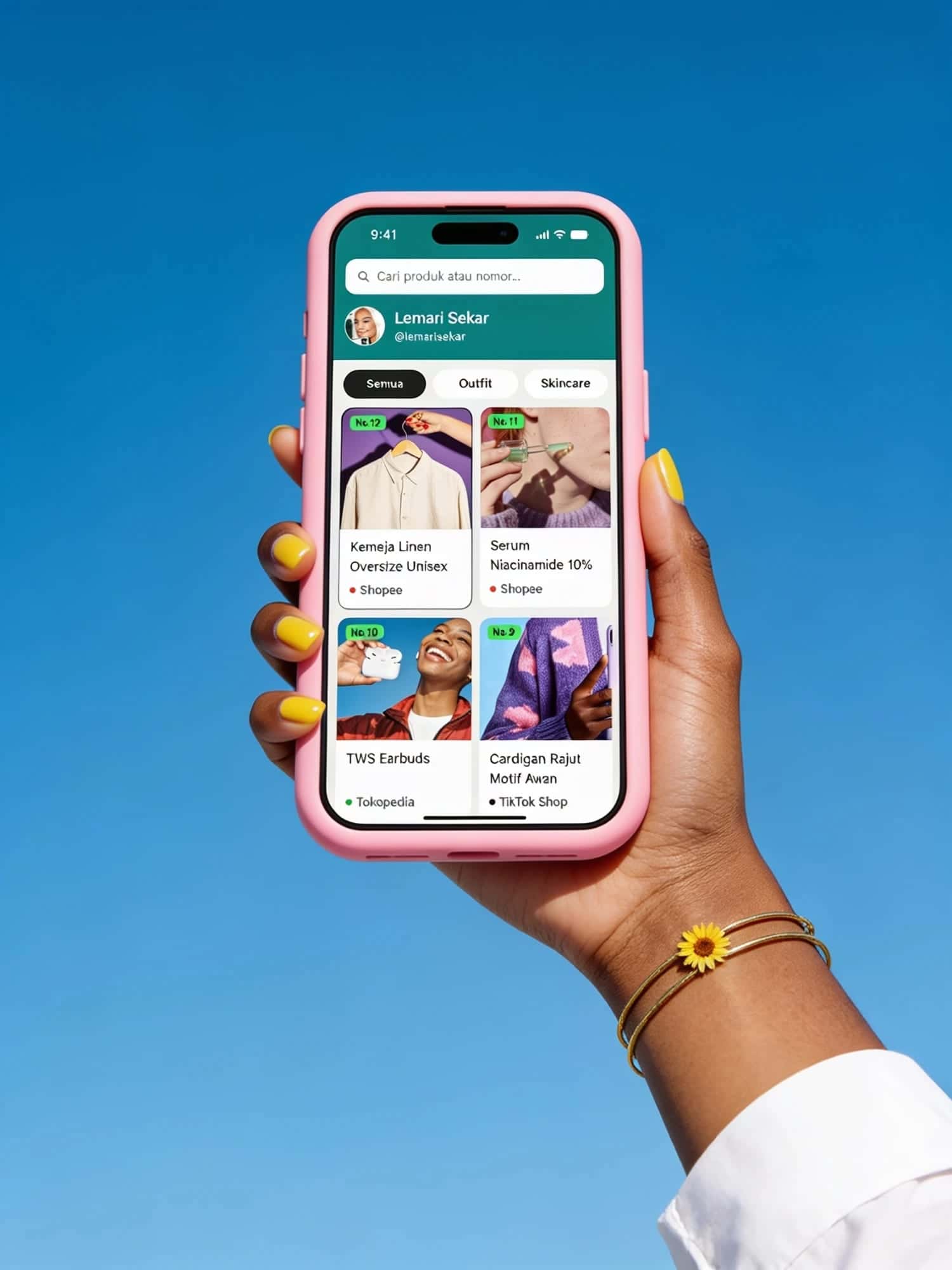 Tangan memegang HP bercasing pink yang menampilkan etalase Lemari Sekar, berlatar langit biru